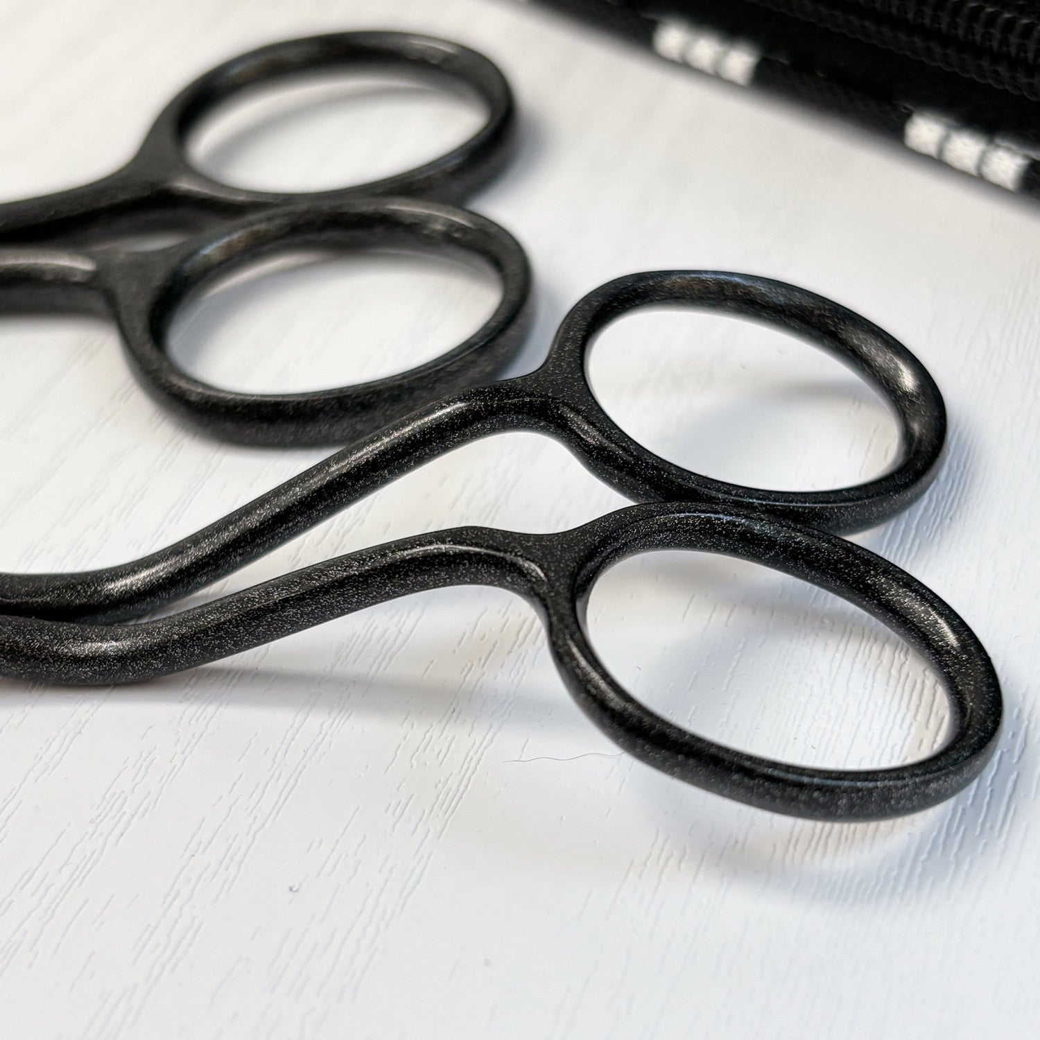 Famore's Black Embroidery Kit: 4 Scissors plus Tweezers