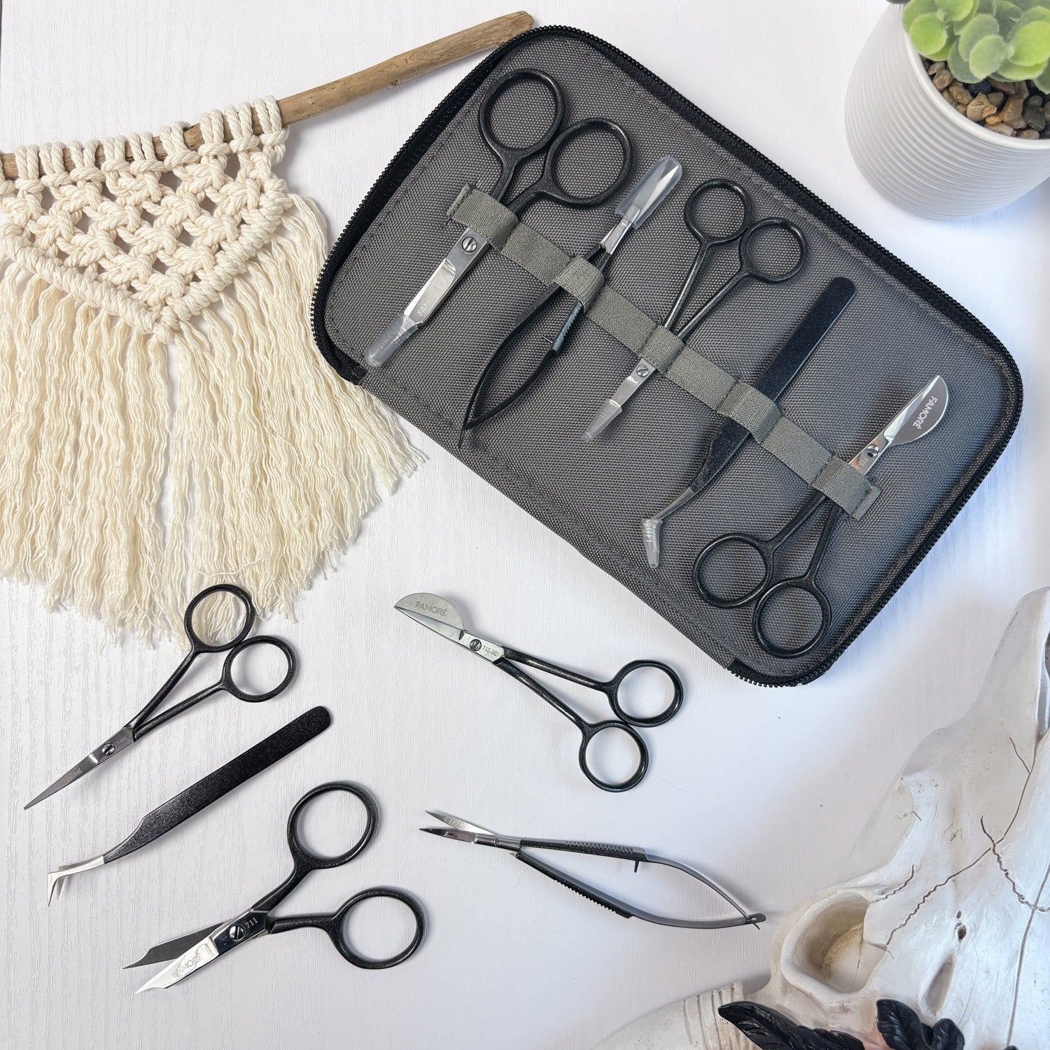 Famore's Black Embroidery Kit: 4 Scissors plus Tweezers